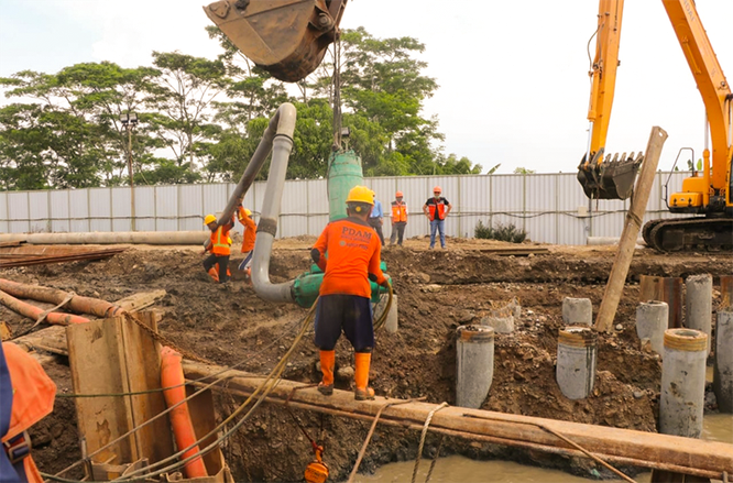Pipa PDAM Surabaya Bocor Memasuki Tahap Penyambungan dan Pengelasan