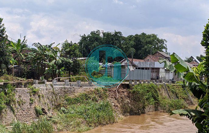 Dua Plengsengan Sungai di Mojokerto Ambrol, Banjir Mengancam Pemukiman Warga