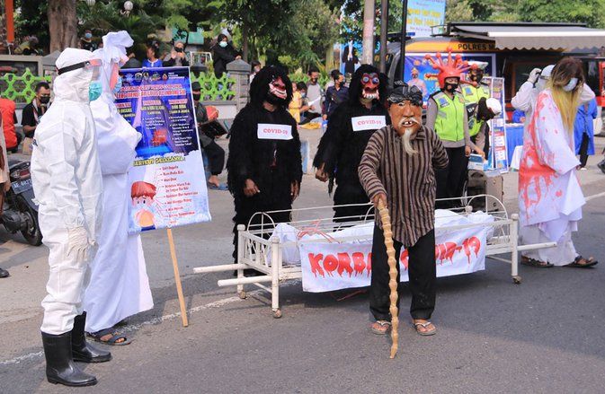 Ingatkan Bahaya Covid-19, Polisi di Madiun Hadirkan Pocong dan Dongkrek 