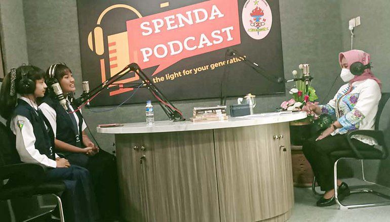 Ning Ita Resmikan Perpustakaan Digital dan Ruang Podcast SMPN