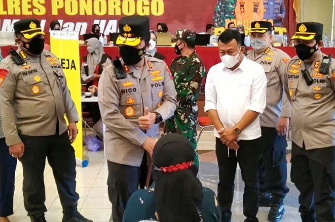 Kapolda Jatim Tinjau Vaksinasi dan Pengukuhan Orang Asuh di Ponorogo