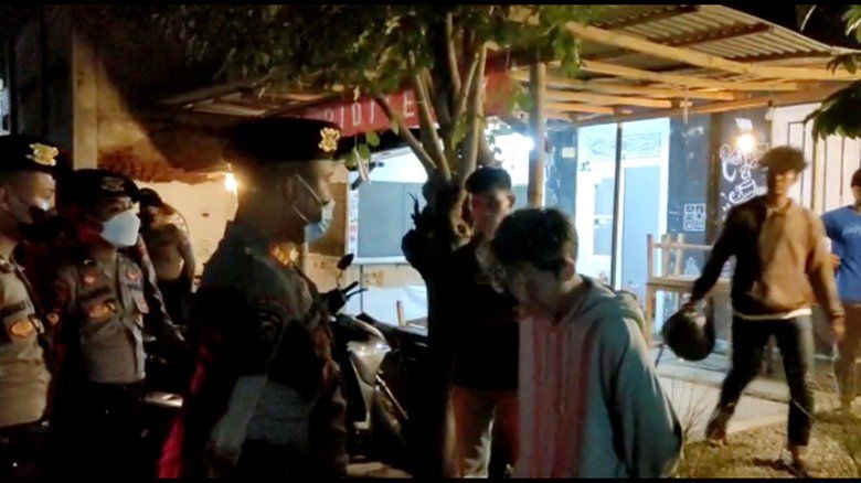 Polisi Bakal Tindak Tegas, Masyarakat Probolinggo yang Gelar Nobar di Tengah Pandemi Covid