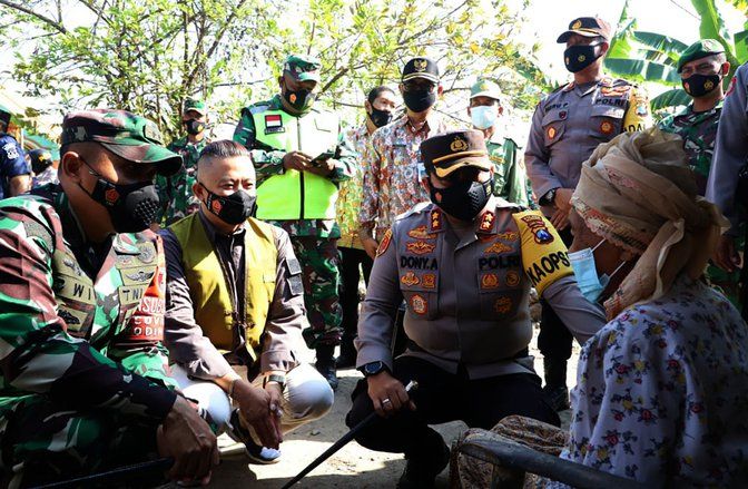 TNI-Polri Gelontor 10 Ton Beras dan 20 Ribu Masker ke Warga Terdampak Covid-19 di Mojokerto