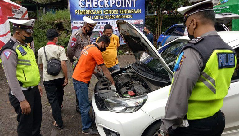 Rawan Laka di Jalur Alternatif Cangar-Pacet, Polisi Lakukan Check Point
