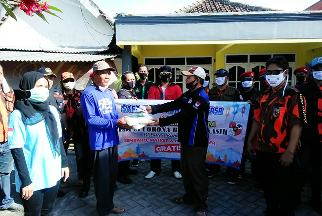 FPSR dan PP Gresik Bantu Warga Terdampak Covid-19