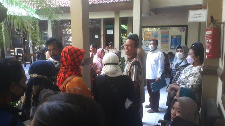 Emak-emak di Probolinggo Gruduk Kantor Disdikbud, Protes Soal Penerapan Sistem PPDB