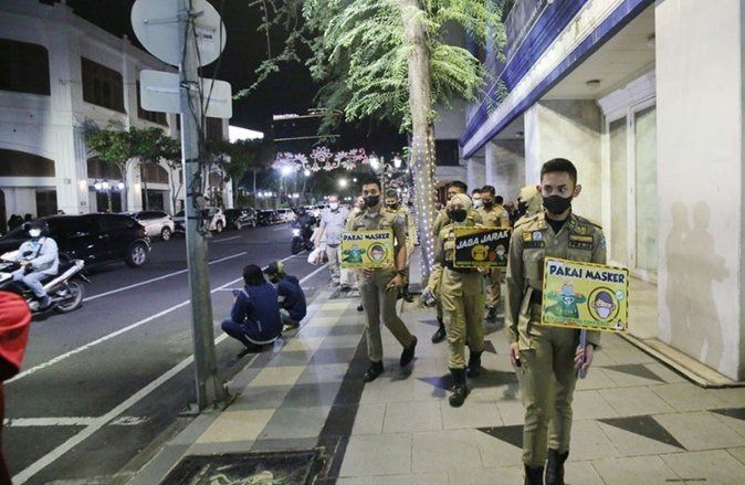 Cegah Varian Omicron, Praja IPDN Sosialisasi di Tunjungan Romansa