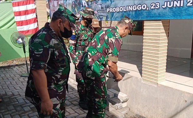 Jadikan Prajurit Bermanfaat, TNI AL Kerahkan Siswa Kodikopsla Pasang Paving Musala Nurur Rahmah