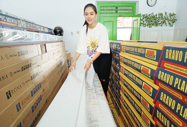 Dari Pramugari, Kartini Ponorogo Ini Tanggalkan Seragam Menjadi Tukang Plafon