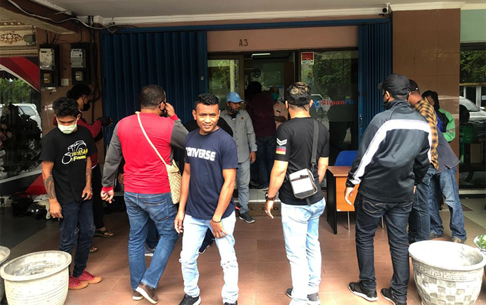 Tiga Unit Mobil Ditarik, Puluhan Orang Tak Dikenal Datangi Kantor PT Clipan Finance Sidoarjo