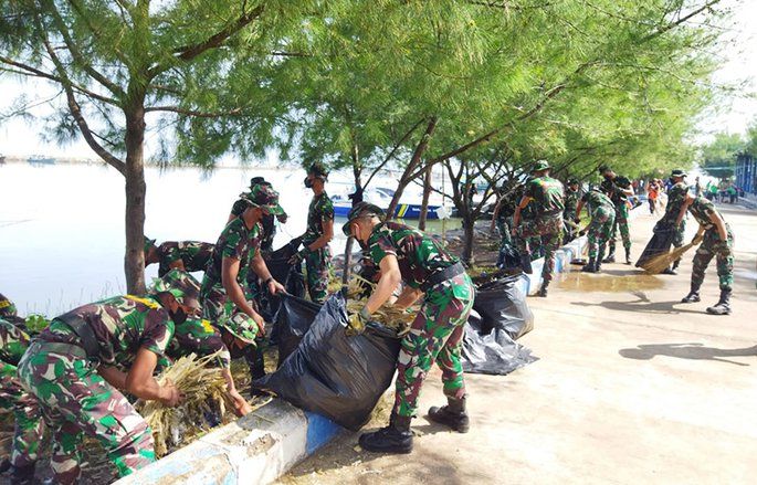 Siswa Kodikopsla Bersihkan Sampah Plastik di Pantai Paiton