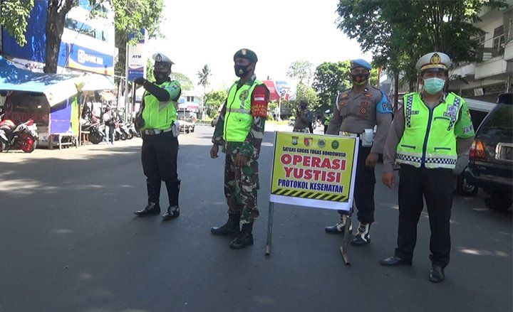 Puluhan Warga Bondowso Tak Bermasker Jalani Sidang di Tempat