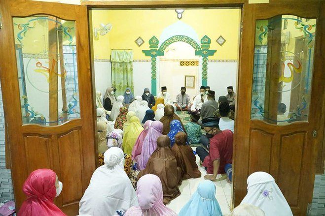 Warga Lingkungan Trenggilis Membludak Ikut Salat Subuh Berjemaah dengan Ning Ita