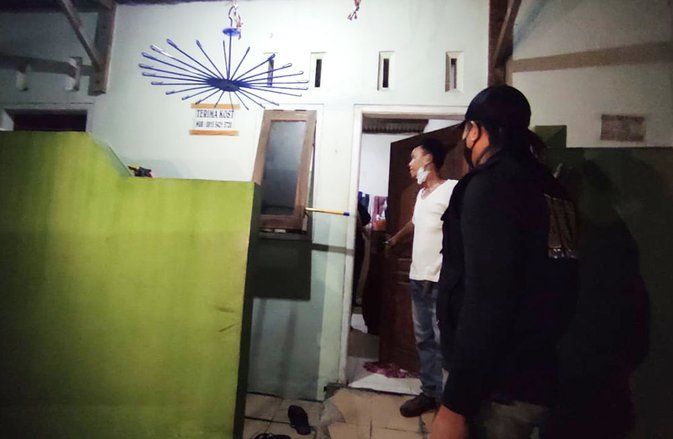 Razia Gabungan, Petugas Temukan Pasangan 'Kumpul Kebo' Menyimpan Bong dan Samurai
