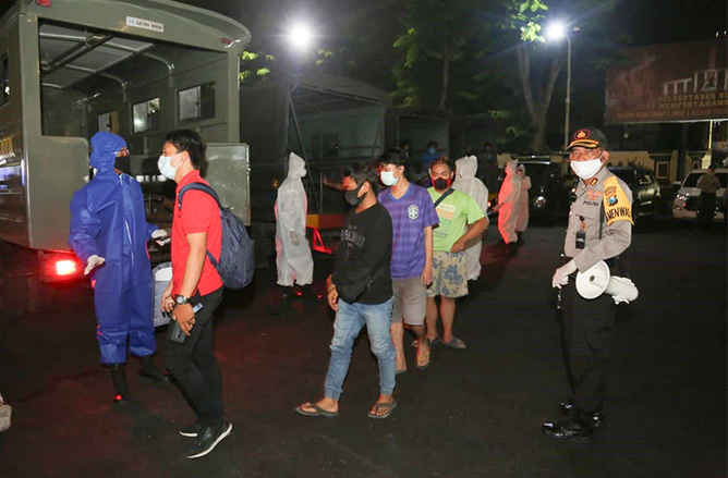 Razia PSBB, Enam Orang Diduga Terindikasi Covid-19