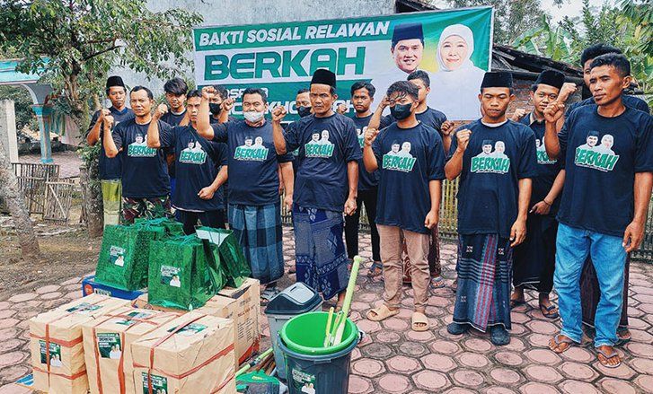 Relawan Erick-Khofifah Wakafkan Al-Quran ke Musala Desa