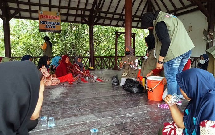 Pejuang Muda Sidoarjo Edukasi Warga Dusun Kepetingan Manfaatkan Eceng Gondok
