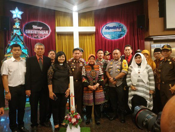Risma Kunjungi Gereja di Eks Bom Teroris, Khofifah di Gereja Terbesar Surabaya