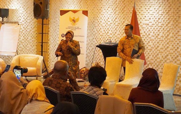 Risma Pamerkan Sifat Humanis Warga dan Bonek Surabaya di Ankara Turki