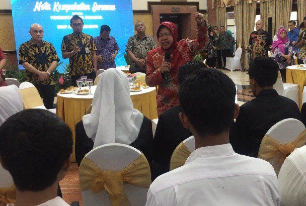 300 Anak Putus Sekolah Magang di Perusahaan, Risma Sujud Syukur