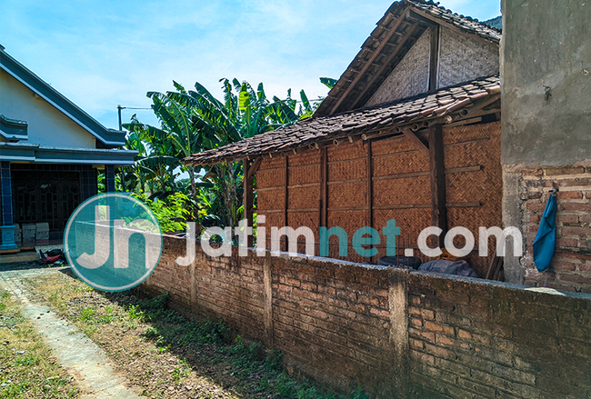 Selisih Paham Karena Kotoran Ayam, Rumah Satu Keluarga Ditutup Pagar Tetangganya