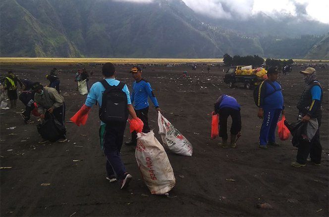 Warga Tengger Bersama Relawan Bersihkan Sampah Pasca Yadnya Kasada Bromo