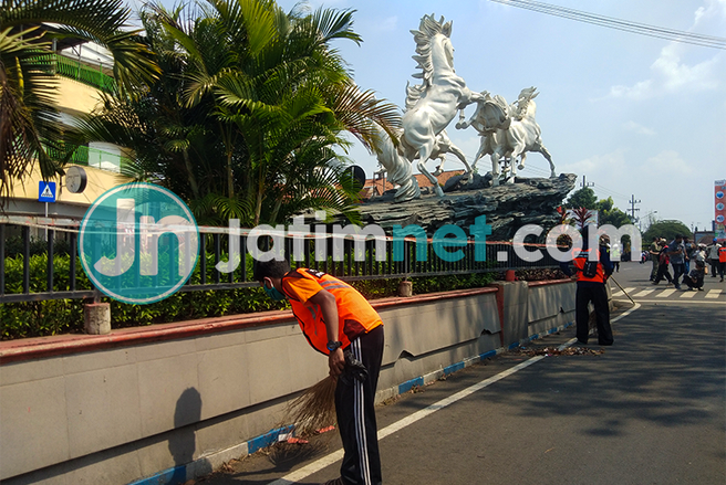 Tak Pakai Masker, Pengunjung Warkop dan Pengendara di Mojokerto Bersihkan Alun-alun