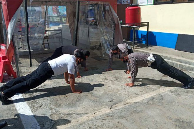Tidak Terapkan Protokol Kesehatan Anggota Lalu Lintas Disanksi Push Up