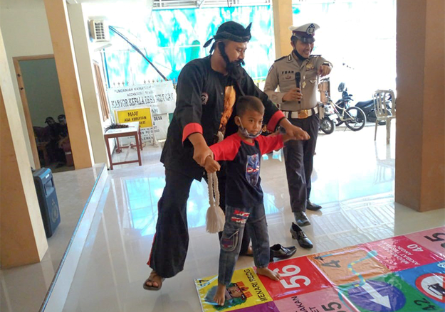Tingkatkan Imunitas, Warok dan Badut Polisi&nbsp;Ajak Anak-anak Bermain