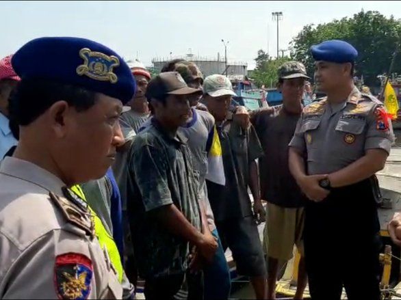 Jelang Nataru, Satpol Air dan KSOP Probolinggo Sidak Kapal Penyebrangan Persiapan