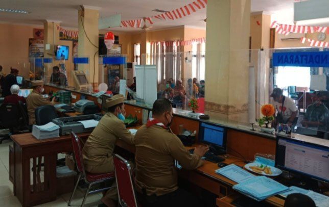 Semarak HUT RI ke-77, Pegawai Samsat Kraksaan Pakai Baju Pejuang dan Adat