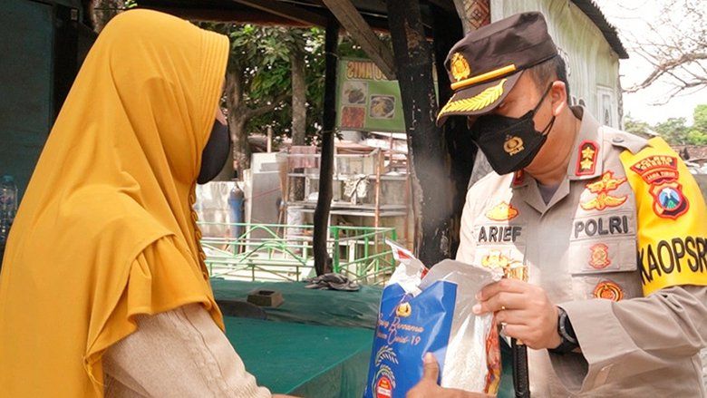 TNI-Polri Distribusikan 52 Ton Beras Untuk Masyarakat di Tengah PPKM Darurat.