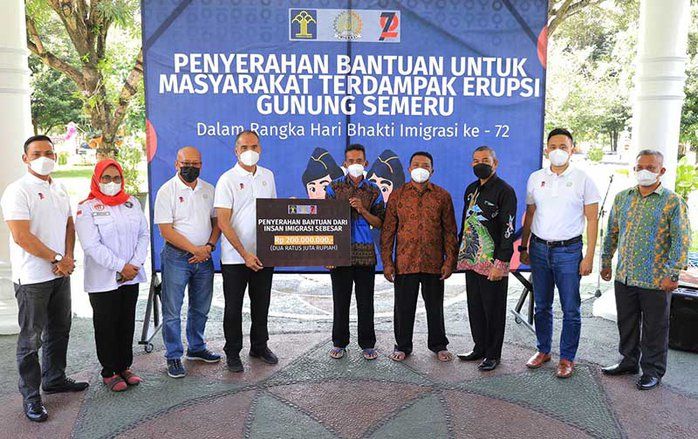 Imigrasi Berikan Bantuan Uang dan Logistik bagi Korban Erupsi Semeru
