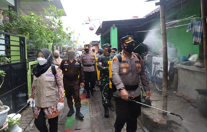 Sebaran Covid-19 Meningkat, Penyemprotan Disinfeksi Massal Digelar di Mojokerto