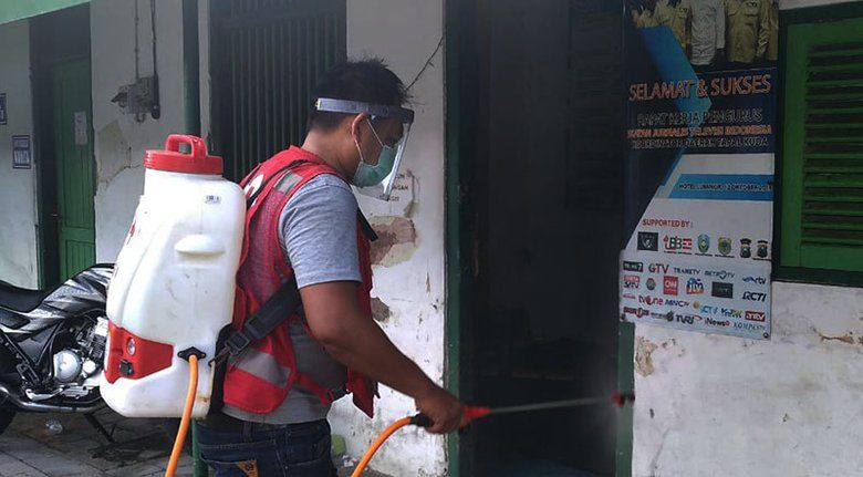 Cegah Penyebaran Covid-19, Sekretariat PWI dan IJTI Disemprot PMI Jember