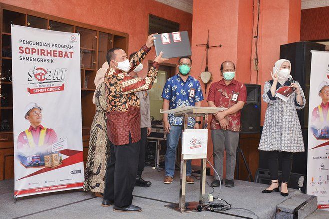 SIG Berikan Hadiah Ibadah Umrah Pengemudi Ekspeditur Berprestasi