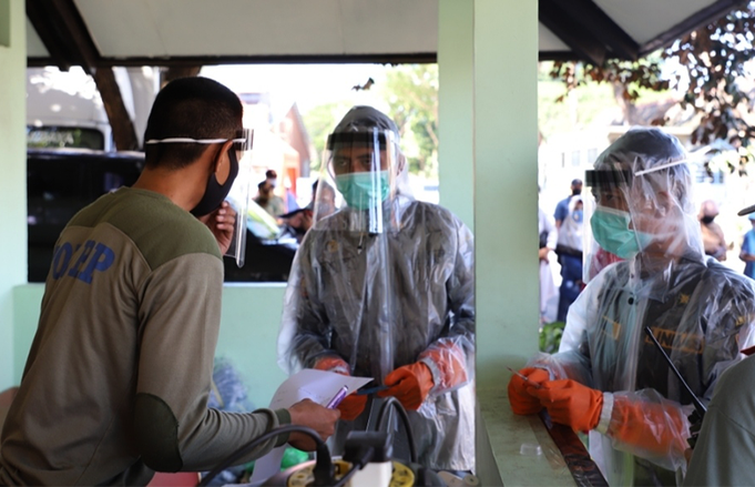 Jadi Tempat Isolasi, Petugas Asrama Haji Gelar Simulasi Penanganan Pasien Covid-19