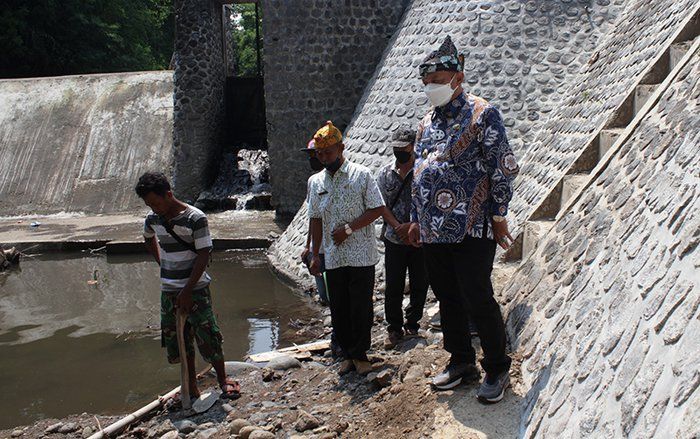 Hari Anti Korupsi, Bupati Situbondo Sidak Pengerjaan Proyek Irigasi dan Gedung Sekolah