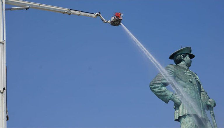 Bronto Skylift Bersihkan Patung Monumen Jalesveva Jayamahe