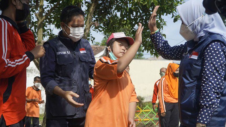 Ning Ita Serahkan Beasiswa Bagi 35 Siswa SLB Saat Jumat Barokah&nbsp;