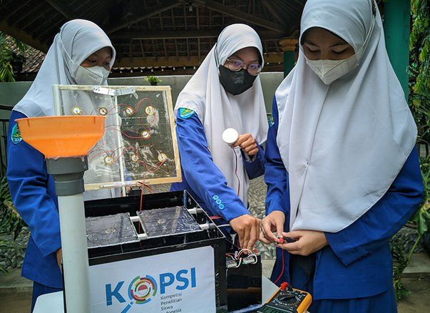 Siswi SMP di Ponorogo Mampu Memanfaatkan Air Hujan dan Cahaya Matahari Jadi Energi Listrik
