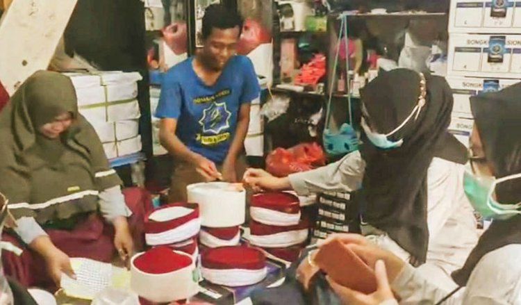 Dampak Pandemi, Omzet Songkok Terjun Bebas, Perajin di Gresik Menjerit