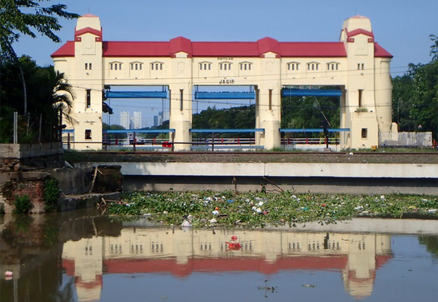 Diduga Dampak Dari PSBB, Sampah Menumpuk di Sungai Surabaya