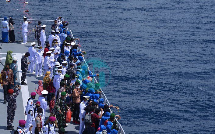 Tabur Bunga Diwarnai Isak Tangis dan Pingsan dari Keluarga KRI Nanggala-402