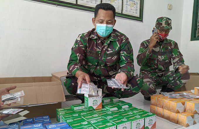 285 Paket Obat Didistribusikan TNI Untuk Warga Isoman