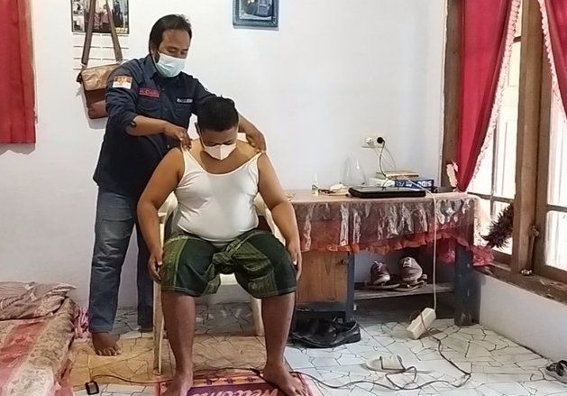 Jurnalis Asal Probolinggo Ini, Buka Layanan Terapi Listrik
