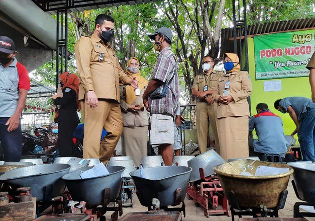 Puluhan Alat Timbangan Pedagang Pasar Tradisional Probolinggo Ditera Ulang