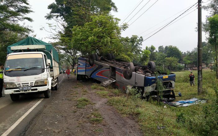 Hindari Tabrakan di Madiun, Bus Sumber Selamat Terbalik