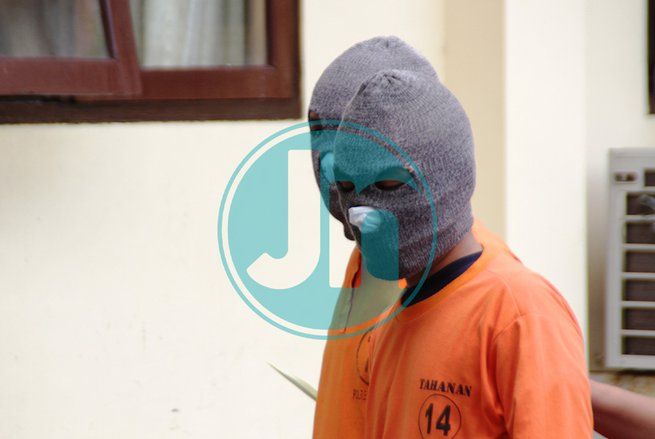 Gerebek Rumah Pengedar, Polisi Temukan SS di Bawah Meja Makan