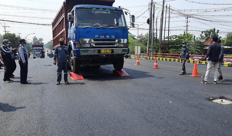 Uji Jembatan Usai Dengan Truk Tronton, Jembatan Ngaglik 1 Lamongan Sudah Laik Dilewati